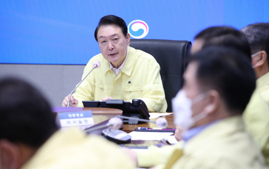 윤석열 대통령이 지난 9일 서울 정부서울청사 중앙재난안전상황실 서울상황센터에서 열린 집중호우 대처 긴급 점검회의를 주재하고 있다. 연합뉴스